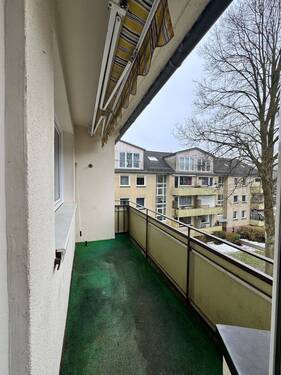 Südbalkon mit Markise - 4 Zimmer Etagenwohnung in Wedel