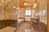 Bad mit Wanne und Dusche - 