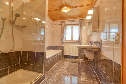 Bad mit Wanne und Dusche - 