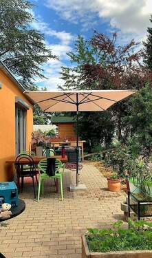 ETWKosTerrasse - Grünes Wohnen im Erlanger Stadtteil Kosbach. Großzügige 2-Zi-Garten-Wohnung mit Terrasse, Gartenanteil und Carport.