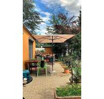 Grünes Wohnen im Erlanger Stadtteil Kosbach. Großzügige 2-Zi-Garten-Wohnung mit Terrasse, Gartenanteil und Carport. - Erlangen