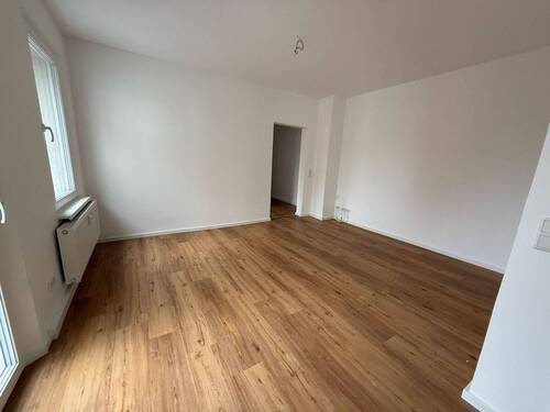 Wohnen / Essen - Helle 2-Zi.-Whg. im Erdgeschoss mit Einbauküche und Balkon