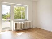Schlafzimmer mit angrenzendem Balkon - 4 Zimmer Etagenwohnung in Kiel