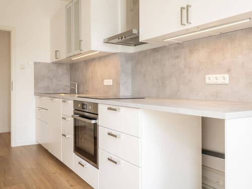 Moderne Küche mit Zugang zum zweiten Balkon - 