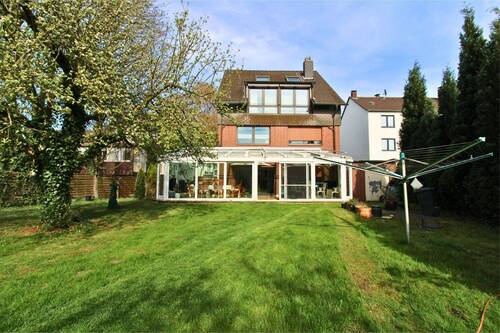 Rückansicht - Freistehendes Wohlfühlhaus mit Wintergarten, Kamin & Sauna