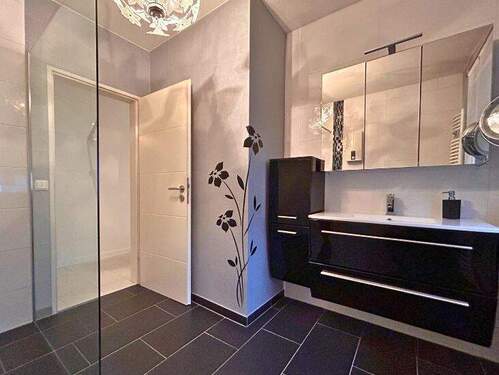 Modernes Bad mit klarer Linie - 