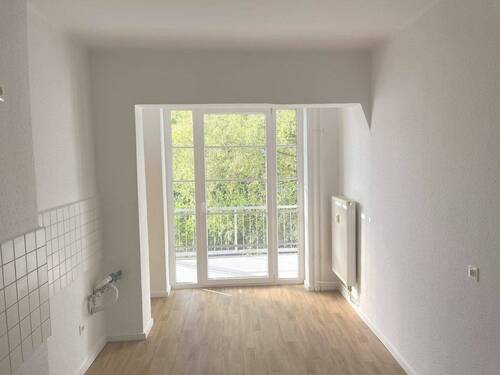 Küche, im Hintergrund der Balkon - Etagenwohnung mit 55,00 m&sup2; in Erfurt zur Miete