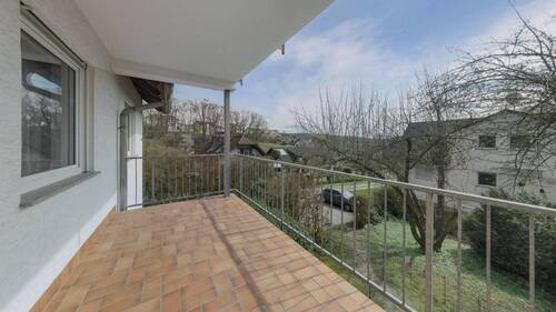 großer überdachter Balkon - Ruhige Erdgeschosswohnung mit Balkon in Rauschenberg