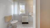 Bad mit Badewanne u. Tageslichtfenster - 