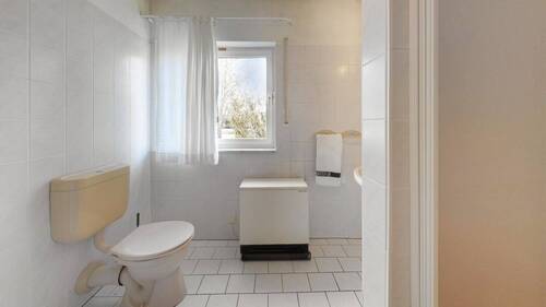 Bad mit Badewanne u. Tageslichtfenster - 