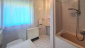 Bad mit Badewanne u. Tageslichtfenster - 