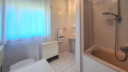 Bad mit Badewanne u. Tageslichtfenster - 