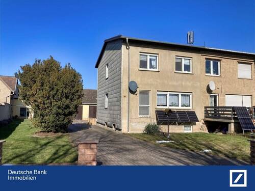 Hausansicht - Raum für Entfaltung: Solides Haus auf weitläufigem Grundstück!