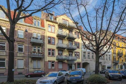 Straßenansicht - Klassischer Altbau: 2-Zimmer-Wohnung für Eigennutzer und Investoren