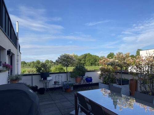 Wohnzimmer - Moderne 2-Zimmerwohnung mit großzügiger Dachterrasse und grünem Ausblick