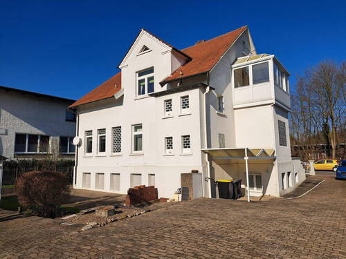 Gartenansicht mit Zufahrt - Ehrwürdiges Badearzthaus mit Potential und kleinem Bauplatz