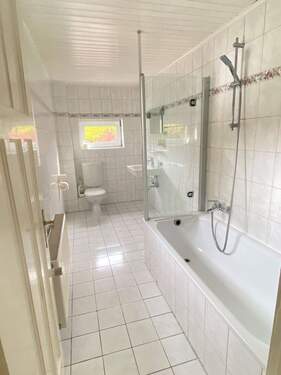 Badezimmer mit Wanne - 