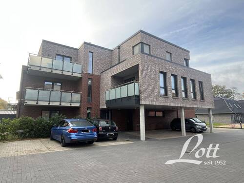 Außenansicht - **Neuwertige Oberwohnung mit Balkon!**