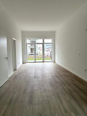 Wohnzimmer - Helle 3-Zimmer-Wohnung mit Terrasse und Garten