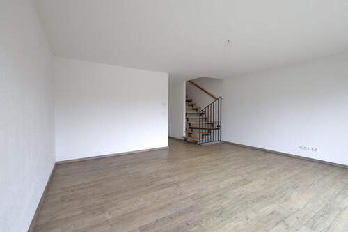 Wohnzimmer mit Treppenaufgang - Reihenmittelhaus mit 145,00 m&sup2; in Rastatt zum Kaufen