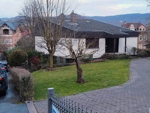 Außeansicht - Bungalow in ruhiger und zentraler Lage - Mit Einliegerwohnung, seperater Zugang Garage