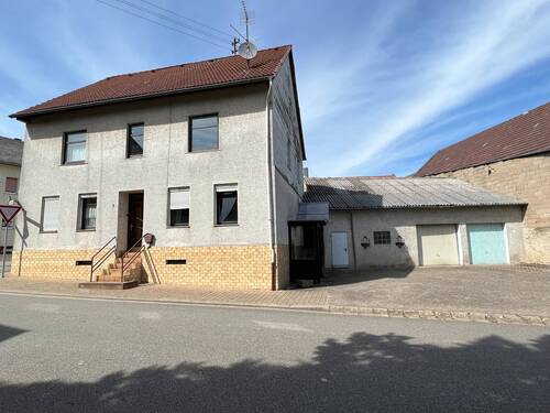 Hausansicht mit Garagen - TOP-GELEGENHEIT! Einfamilienhaus mit Doppelgarage in Seesbach zu verkaufen