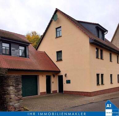 Hausansicht - Burgnähe in Wettin: Komfortables Einfamilienhaus mit Einliegerwohnung, Garage und Pool