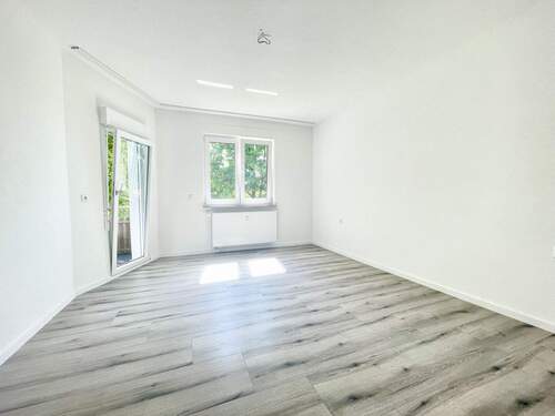 Wohnzimmer mit Balkonzugang - 