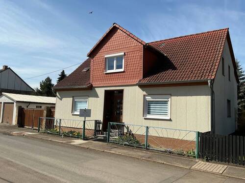 Straßenansicht - Familiendomizil mit Praxis - 280.000,00&nbsp;EUR Kaufpreis, ca.&nbsp; 152,00&nbsp;m&sup2;&nbsp;Wohnfl&auml;che