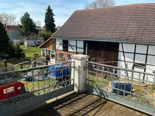 Dachterrasse mit Blick auf Grundstück - 6 Zimmer Einfamilienhaus in Drei Gleichen