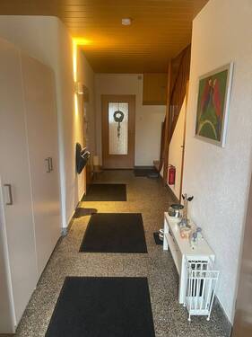 Flur mit Zugang von Straße - Einfamilienhaus mit 152,00 m&sup2; in Drei Gleichen zum Kaufen