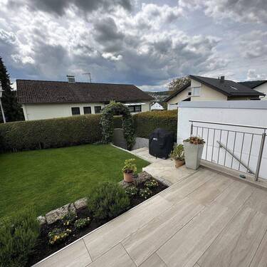Terrasse/z.Gartentür/Keller - 