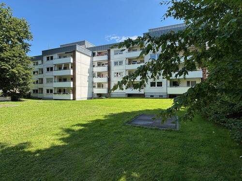 Aussenansicht - Solide 2,5-Zimmer-Wohnung mit großem Sonnen-Balkon und Aufzug