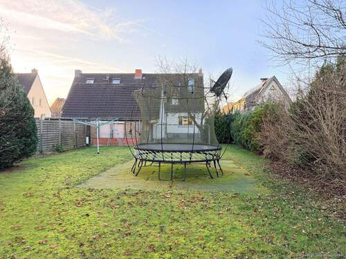 Großer Gartenbereich und Rückansicht Haus - 