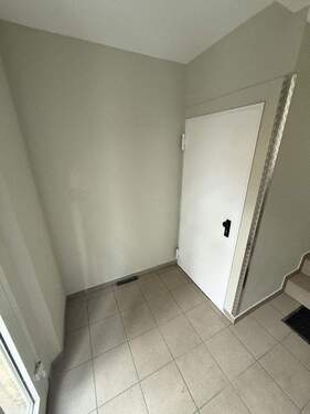 Hausflur + Kellerzugang - 