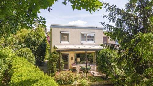 Blick auf die überdachte Terrasse - Ruhige Waldrandlage: Reihenendhaus mit sonnigem Südwest-Garten und Sauna