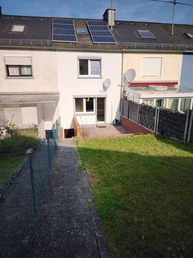 Rückseite mit Garten. - 5 Zimmer Reihenmittelhaus in Idar-Oberstein