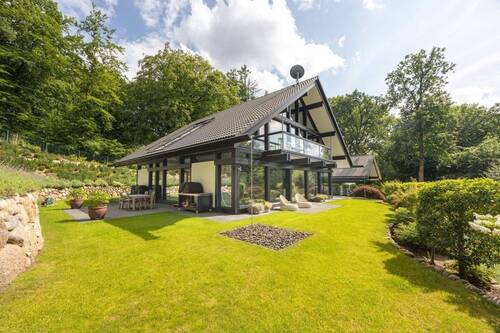 Die Außenanlagen überzeugen durch eine gut gepflegte Gartenlandschaft - 