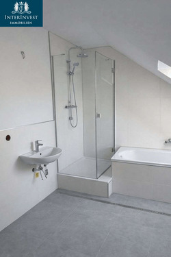 Bad mit Wanne und Dusche (KI-optimiert) - 