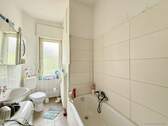 Teilrenoviertes Bad mit Fenster im 1. Obergeschoss - 