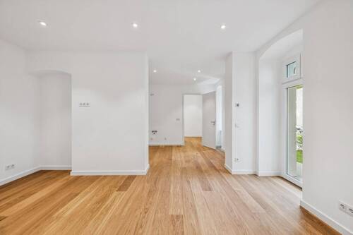 Die attraktive Wohnung wurde soeben grundlegend kernsaniert, sie präsentiert sich hervorragend - Nahe Savigny-Platz: Kernsanierte und sehr helle 2-Zimmer-Wohnung mit Terrasse