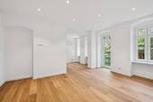 Lichtdurchfluteter Wohnbereich mit Zugang zur eigenen Terrasse - 