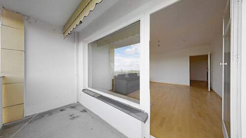 Balkon - Blick ins Wohnzimmer - 