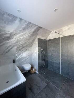 Badezimmer im Dachgeschoss - 