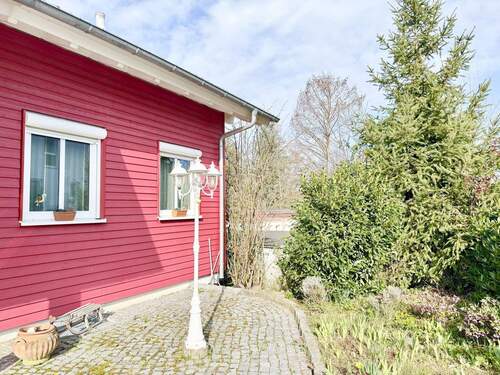 rechts vom Eingang - 