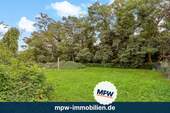 Grundstücksansicht - Inmitten herbstlicher Ruhe: 2 genehmigte Bauprojekte warten