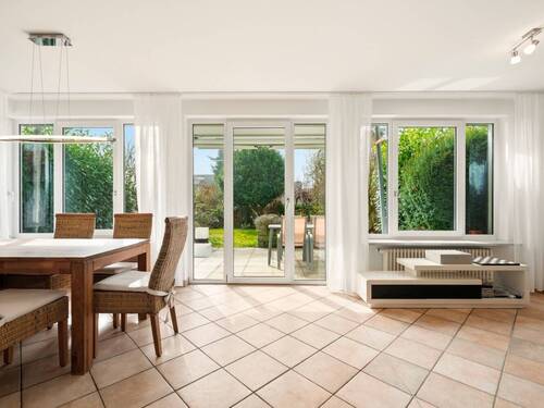 Blick in den Garten und zur Terrasse - Etagenwohnung mit 105,00 m&sup2; in Überlingen zum Kaufen