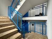 Treppenhaus mit Aufzug - 
