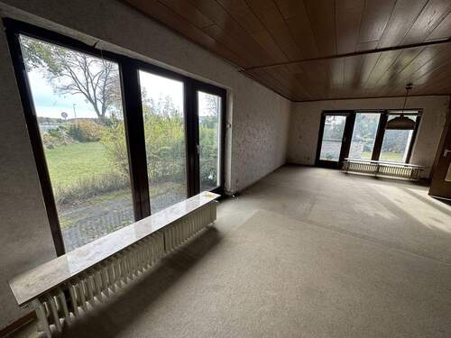 Wohnzimmer mit 2 Ausgängen Terrasse - Einfamilienhaus mit 122,00 m² in Celle zum Kaufen