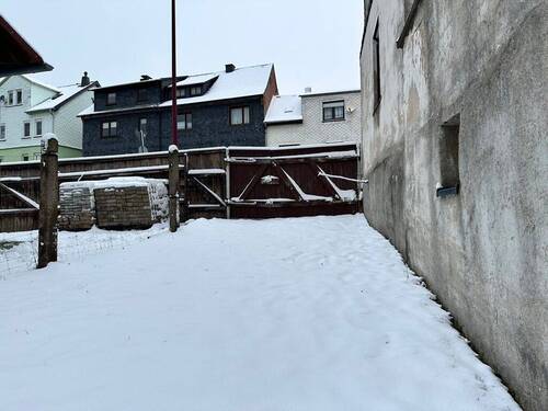 Einfahrt und Stellplätze für PKW - 